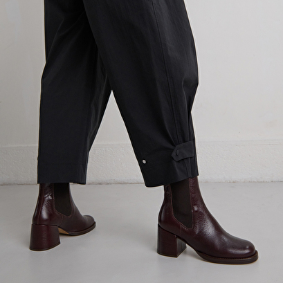 Heeled ankle boots with elastics dark brown