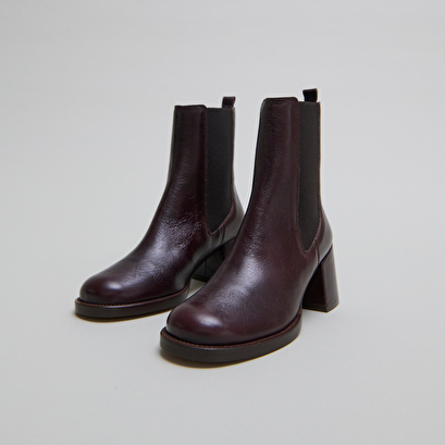 Heeled ankle boots with elastics dark brown