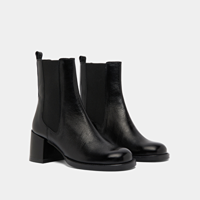 Boots &agrave; talons et &eacute;lastiques in black distressed leather | bienvue