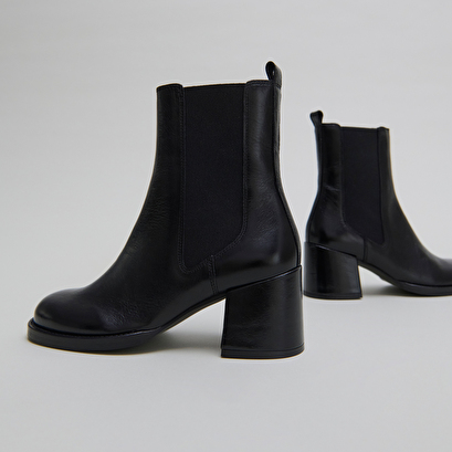 Boots &agrave; talons et &eacute;lastiques in black distressed leather | bienvue