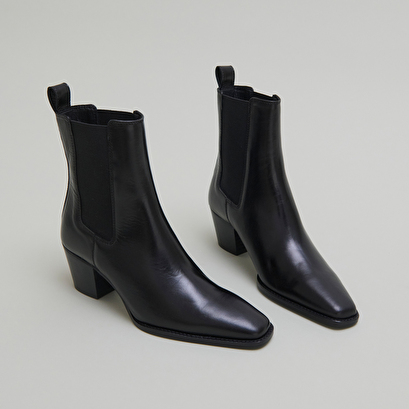Bottines &agrave; talons biseaut&eacute;s et bouts poi... in black leather | birkin