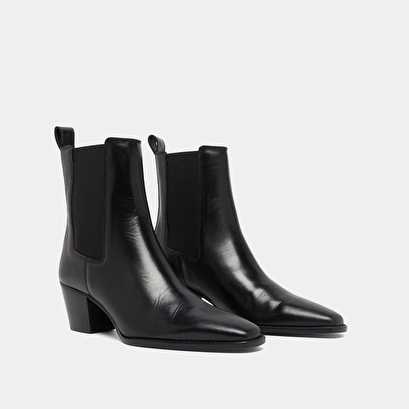 Bottines &agrave; talons biseaut&eacute;s et bouts poi... in black leather | birkin