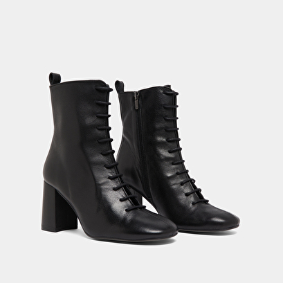 Bottines &agrave; talons et &agrave; lacets in black leather | bose