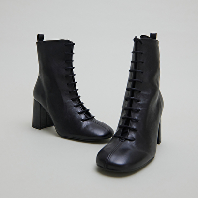 Bottines &agrave; talons et &agrave; lacets in black leather | bose