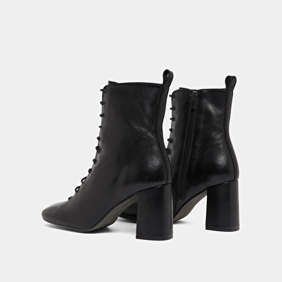 Bottines &agrave; talons et &agrave; lacets in black leather | bose