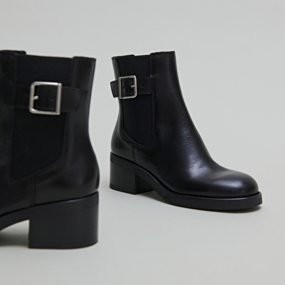Boots &agrave; &eacute;lastiques et boucles ajustables... in black leather | boulou