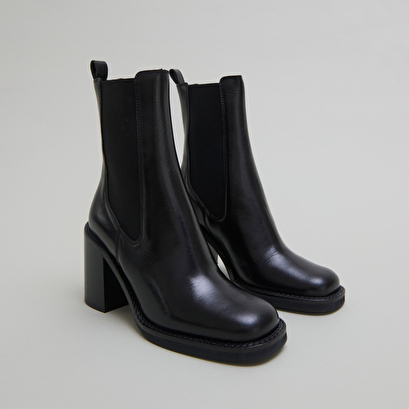 Ankle boots with overflowing heels in black leather | bretz