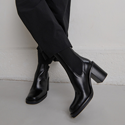 Ankle boots with overflowing heels in black leather | bretz