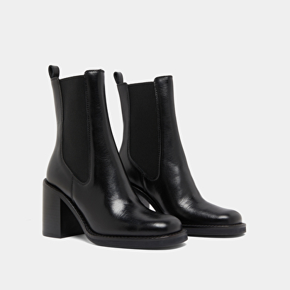 Ankle boots with overflowing heels in black leather | bretz