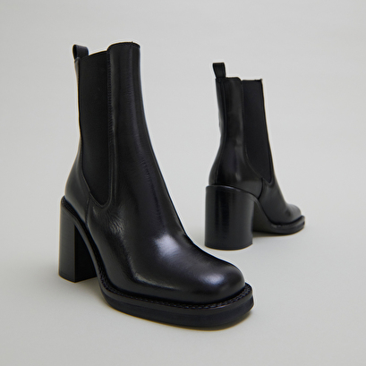 Ankle boots with overflowing heels in black leather | bretz