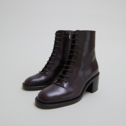 Boots &agrave; lacets et talons d&eacute;bordants in dark brown leather | brindille