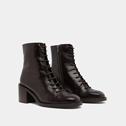 Boots &agrave; lacets et talons d&eacute;bordants in dark brown leather | brindille