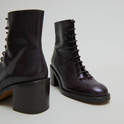 Boots &agrave; lacets et talons d&eacute;bordants in dark brown leather | brindille