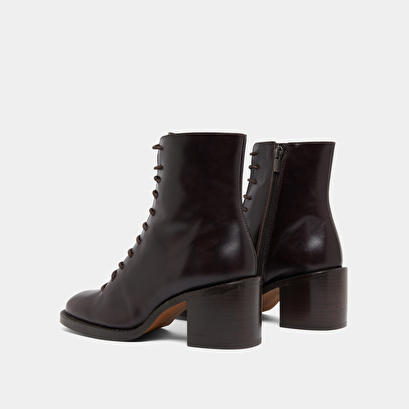 Boots &agrave; lacets et talons d&eacute;bordants in dark brown leather | brindille