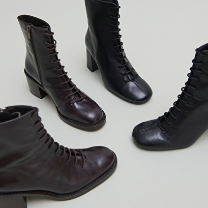 Boots &agrave; lacets et talons d&eacute;bordants in dark brown leather | brindille