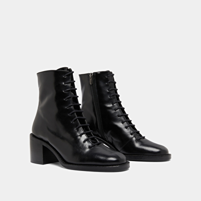 Boots &agrave; lacets et talons d&eacute;bordants in black leather | brindille