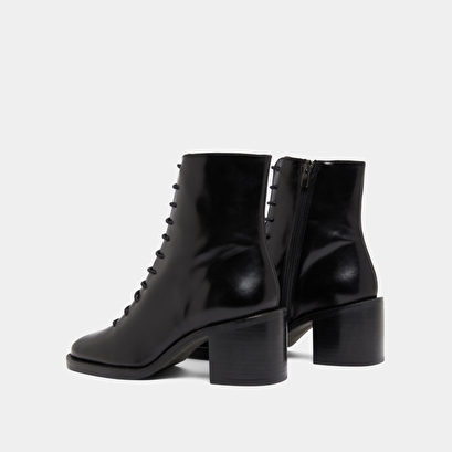 Boots &agrave; lacets et talons d&eacute;bordants in black leather | brindille
