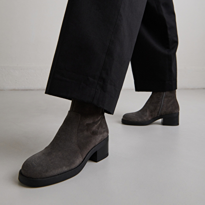 Boots &agrave; talons droits in grey suede | buena