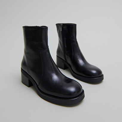Boots &agrave; talons droits in black distressed leather | buena