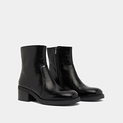 Boots &agrave; talons droits in black distressed leather | buena