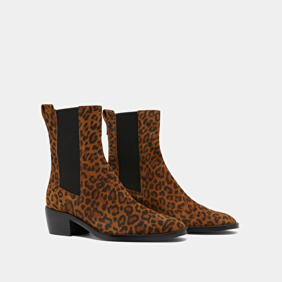 Boots &agrave; &eacute;lastiques in leopard print suede | maeva