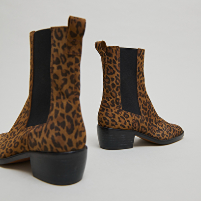 Boots &agrave; &eacute;lastiques in leopard print suede | maeva