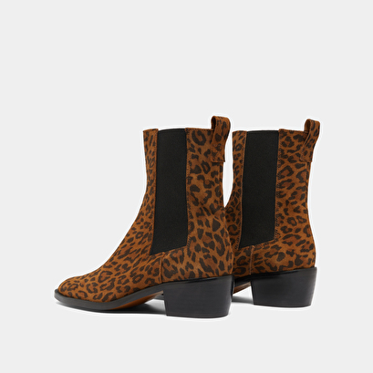 Boots &agrave; &eacute;lastiques in leopard print suede | maeva