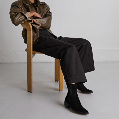 Boots &agrave; &eacute;lastiques in black suede | maeva