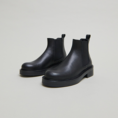 Boots &agrave; &eacute;lastiques in black leather | melanie