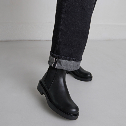Boots &agrave; &eacute;lastiques in black leather | melanie