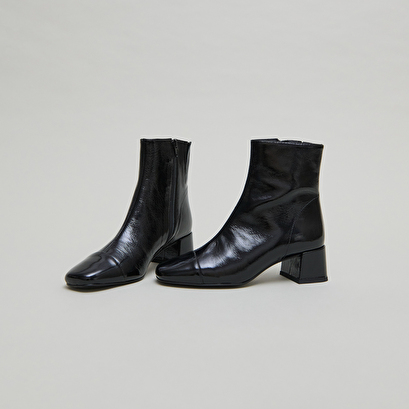 Ankle boots with zips in black pleated patent leather | domenica