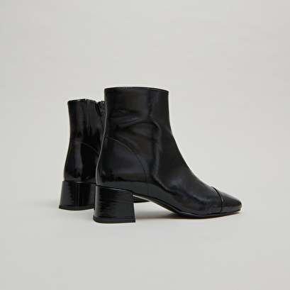 Ankle boots with zips in black pleated patent leather | domenica