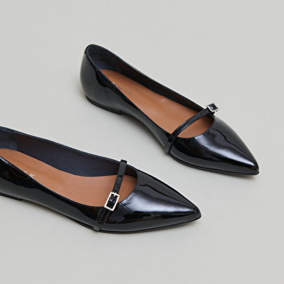 Ballet flats with adjustable buckles in black patent | domen