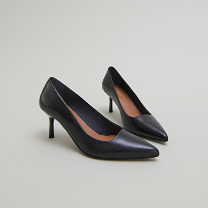 Pointed-toe pumps black