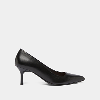 Pointed-toe pumps black