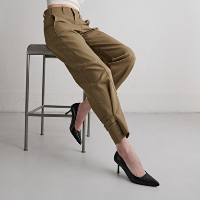 Pointed-toe pumps black