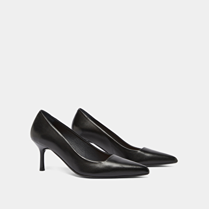 Pointed-toe pumps black