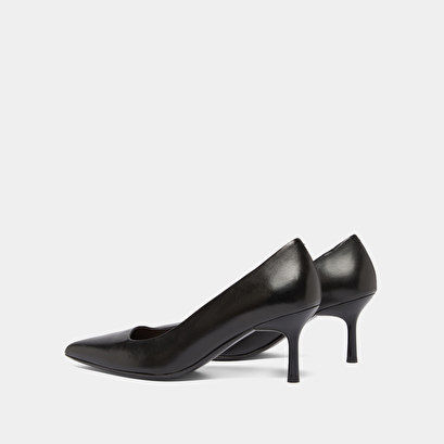 Pointed-toe pumps black