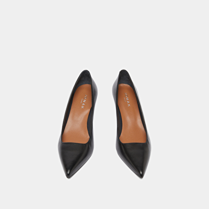 Pointed-toe pumps black