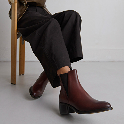 Bottines &agrave; &eacute;lastiques triangulaires in cognac patinated leather | chilo