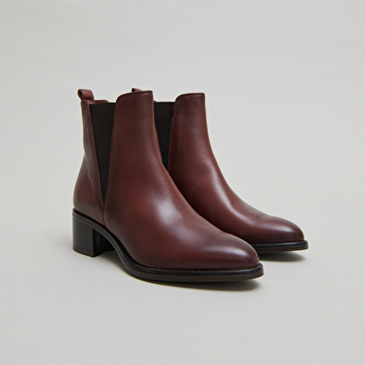 Bottines &agrave; &eacute;lastiques triangulaires in cognac patinated leather | chilo