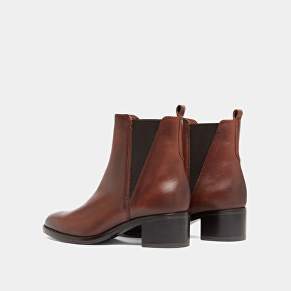 Bottines &agrave; &eacute;lastiques triangulaires in cognac patinated leather | chilo