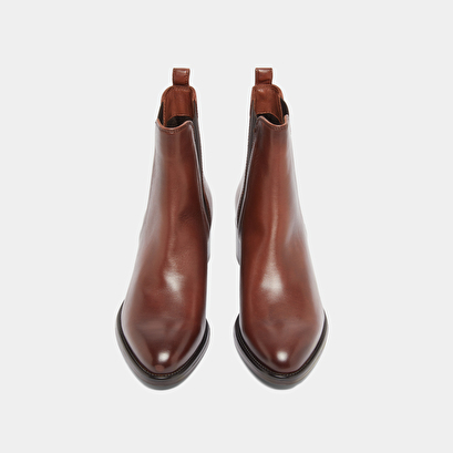 Bottines &agrave; &eacute;lastiques triangulaires in cognac patinated leather | chilo