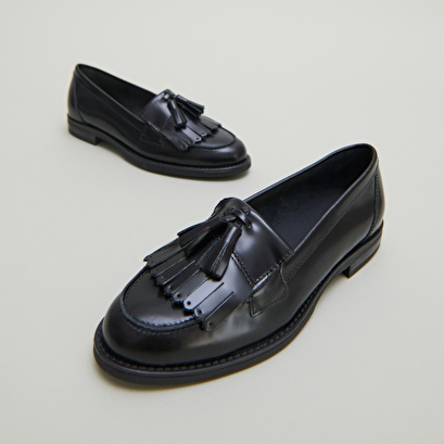 Mocassins &agrave; glands in black glazed leather | nelle
