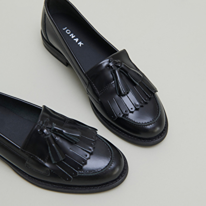 Mocassins &agrave; glands in black glazed leather | nelle