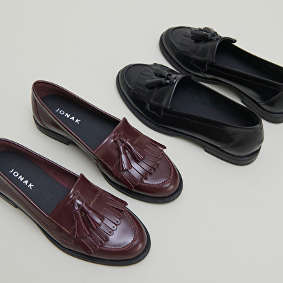 Mocassins &agrave; glands in black glazed leather | nelle