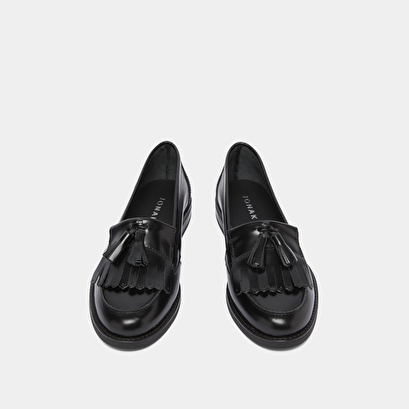 Mocassins &agrave; glands in black glazed leather | nelle