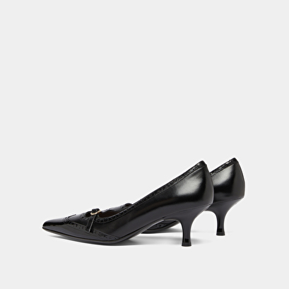 Escarpins &agrave; brides et d&eacute;tails perfor&eacute;s..... in black patent and black leather | dalta