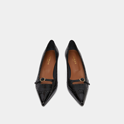 Escarpins &agrave; brides et d&eacute;tails perfor&eacute;s..... in black patent and black leather | dalta