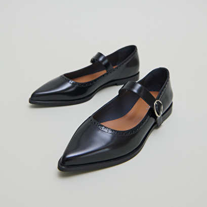 Ballet flats with pointed toes in black glazed leather | demia